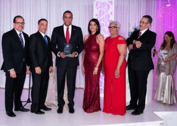 Distinguen al senador Carlos Gómez con Galardón de Embajador por Asociación de Mocanos en Miami