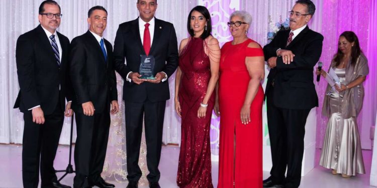 Distinguen al senador Carlos Gómez con Galardón de Embajador por Asociación de Mocanos en Miami