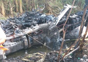 Mueren tres personas calcinadas en choque de camión con poste de tendido eléctrico