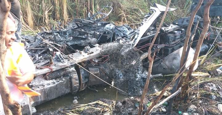 Mueren tres personas calcinadas en choque de camión con poste de tendido eléctrico