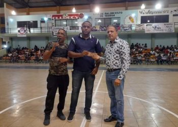 Diputado hace aporte al torneo de baloncesto en Yamasá