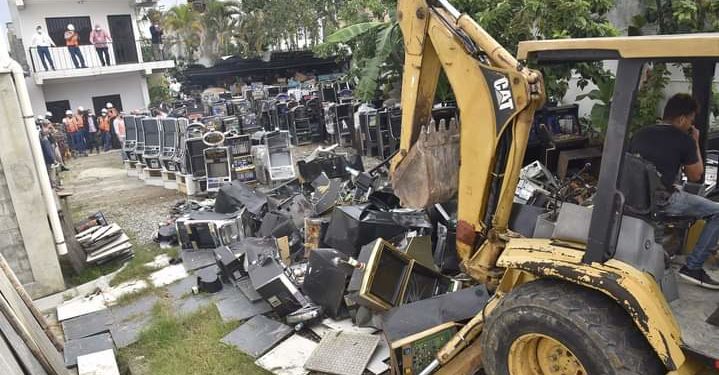 Ministerio de Hacienda destruye 4,462 máquinas tragamonedas y equipos confiscados