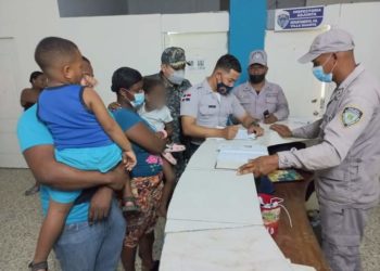 Policía entrega a familiares niño y niña de 3 y 4 años habían desaparecido en Villa Duarte, SDE