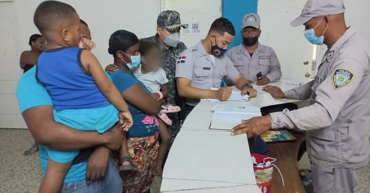 Policía entrega a familiares niño y niña de 3 y 4 años habían desaparecido en Villa Duarte, SDE