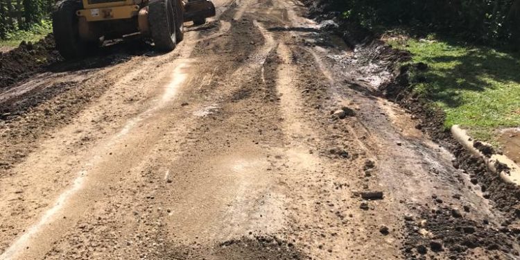 Alcaldía de Bayaguana inicia la reparación de caminos vecinales