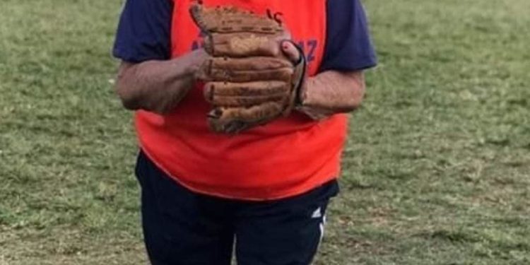 Piden pensión digna para mujer de 91 años que brinda prácticas de béisbol a jóvenes