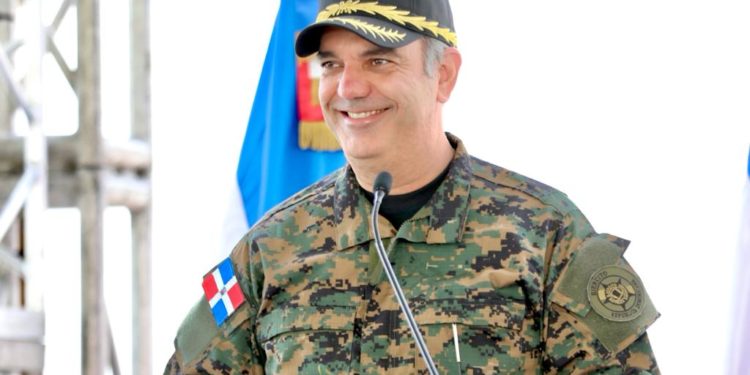 Presidente Abinader almuerza con militares de puestos en la Frontera