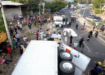 Al menos 54 muertos y más de 100 heridos en accidente en México tras volcadura de camión que transportaba migrantes