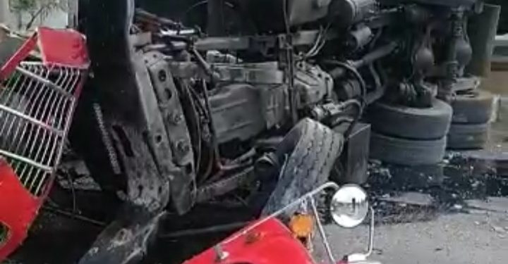 Camión se vuelca en el peaje de la autopista 6 de Noviembre