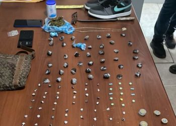 Policía Nacional apresa tres hombres por violencia, posesión ilegal de armas de fuego y drogas