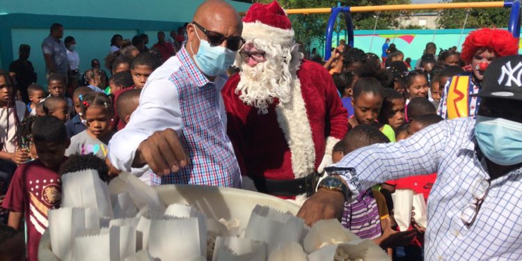 Alcalde de Los Botados deja en funcionamiento parque infantil; celebra el Día de Reyes