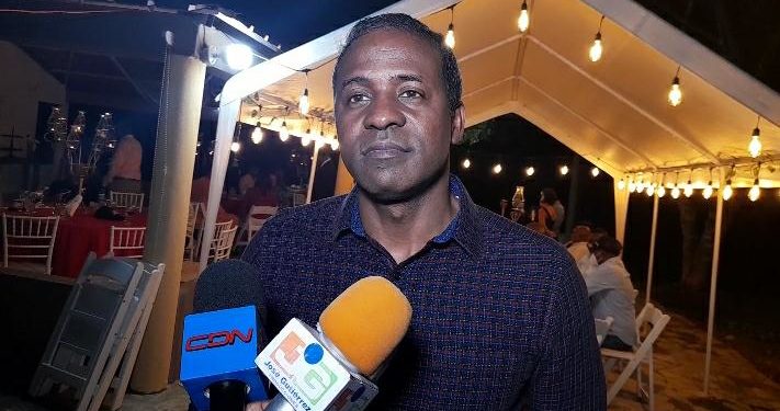 Dr. Rafael González realiza encuentro con comunicadores y da a conocer sus aspiraciones a la senaduría de Monte Plata