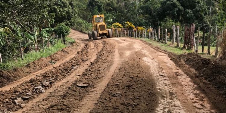 Alcalde Manuel Pantalio inicia este nuevo año con la reparación de caminos vecinales en Bayaguana
