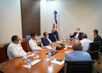 Ministro de la Presidencia se reúne con dirigentes del transporte por aumentos del pasaje