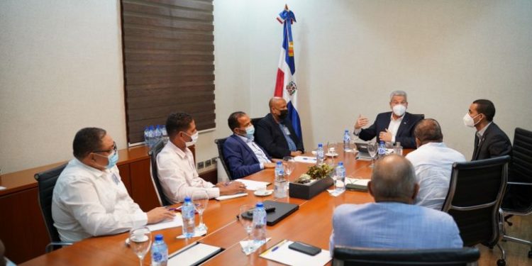 Ministro de la Presidencia se reúne con dirigentes del transporte por aumentos del pasaje