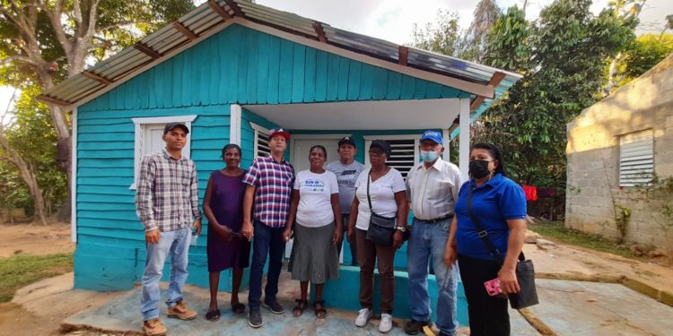 Alcaldia de Yamasá y Propep entregan 10 viviendas a igual número de familias de escasos recursos económicos