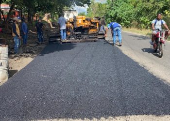 Realizan trabajos de bacheo en la carretera Yamasá-Santo Domingo