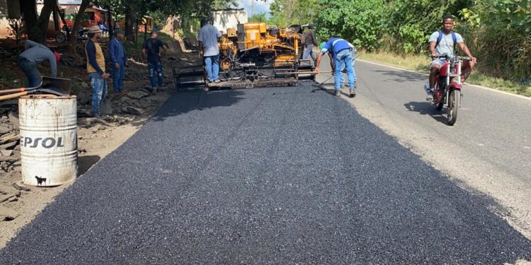 Realizan trabajos de bacheo en la carretera Yamasá-Santo Domingo