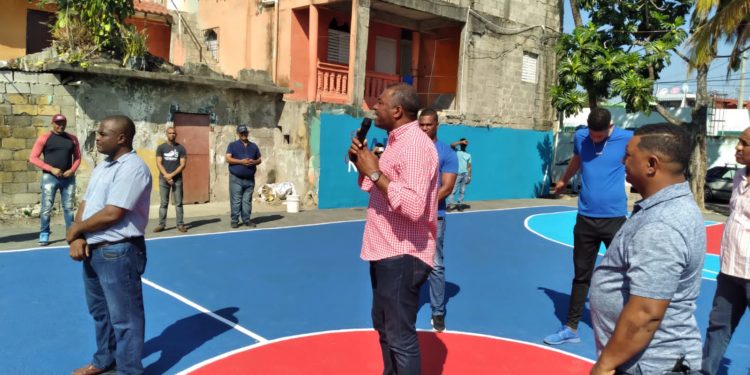 Nelson Fulcar remoza cancha en Ceuta, Villa Mella