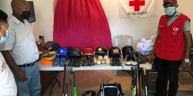 La Fundación Educando INC a través de Cruz Roja Dominicana Filial Herrera realizaron la entrega de kits deportivos