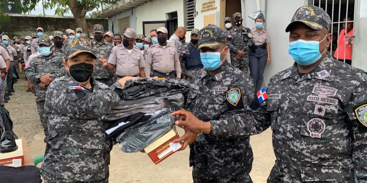 Dotan de uniformes al personal de la Policía Nacional en Monte Plata