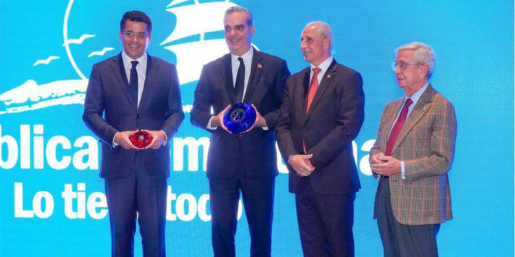 Entregan Premio Excelencia al presidente Luis Abinader y a ministro David Collado