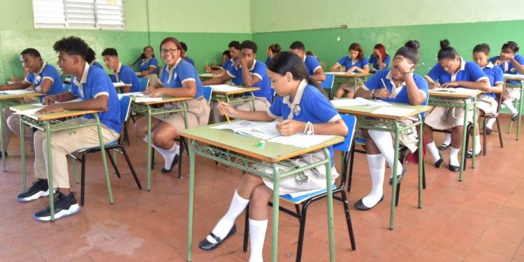 Educación, Salud Pública y el Gabinete de Salud evalúan reinicio de la docencia por comportamiento de la Covid-19