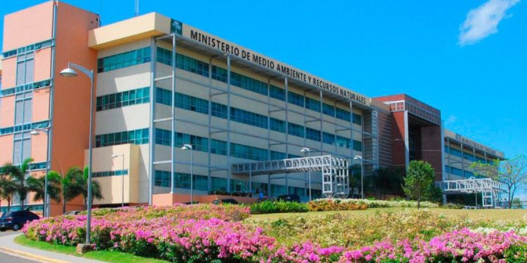 Medio Ambiente se querella contra coronel PN por extraer material de una mina de forma ilegal