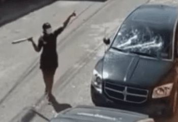 Imponen garantía económica e impedimento de salida a mujer que dio batazos a vehículo