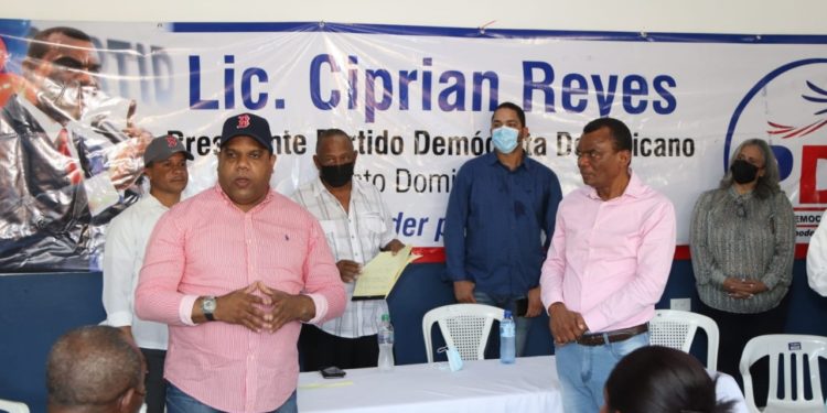 Partido Demócrata Dominicano juramenta dirigente en Alma Rosa II