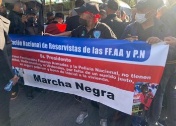 Miembros militares y de PN encabezan “marcha negra” en reclamo de aumento salarial y otras reivindicaciones