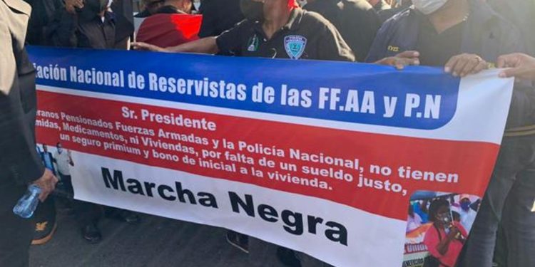 Miembros militares y de PN encabezan “marcha negra” en reclamo de aumento salarial y otras reivindicaciones