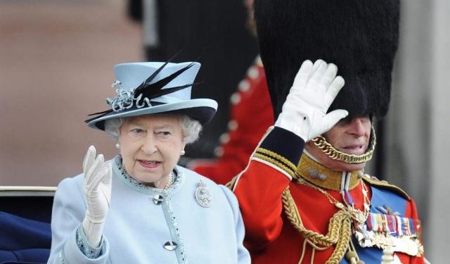 Isabel II alcanza las siete décadas de reinado en un momento de turbulencias