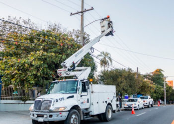 Gobierno coloca nuevas luminarias en la av. Máximo Gómez