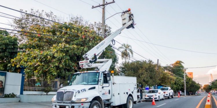 Gobierno coloca nuevas luminarias en la av. Máximo Gómez