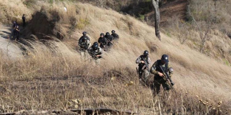 Dos de los reos que escaparon de una cárcel de EE.UU. mueren en una persecución policial