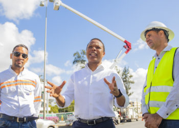Inician iluminación de la autopista 30 de Mayo