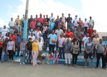 Profesor Nelson Fulcar remoza cancha del Club Villa Nueva en Villa Mella