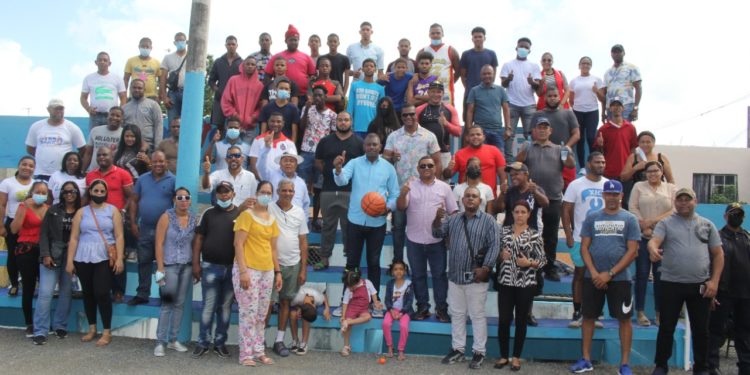 Profesor Nelson Fulcar remoza cancha del Club Villa Nueva en Villa Mella