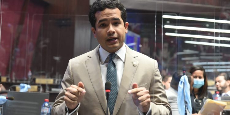 Omar Fernández critica postura del Gobierno frente al alza de combustibles y canasta básica