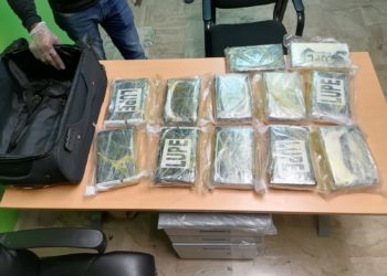 Arrestan arubeño con 18 paquetes presumiblemente cocaína en Aeropuerto