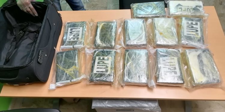 Arrestan arubeño con 18 paquetes presumiblemente cocaína en Aeropuerto