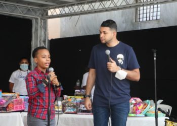 Viceministro Carlos Valdez cambia botellas plásticas por juguetes