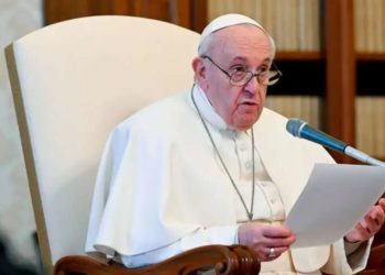 Papa Francisco: «Nunca he visto, detrás de un coche fúnebre, un camión de mudanzas»