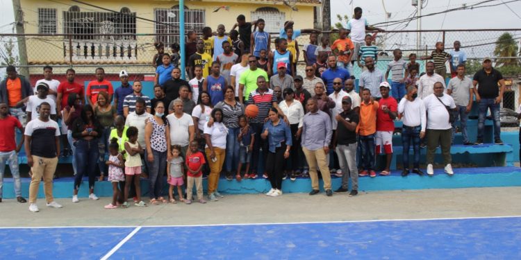 Profesor Nelson Fulcar remoza cancha del Batey Estrella, en Guaricano