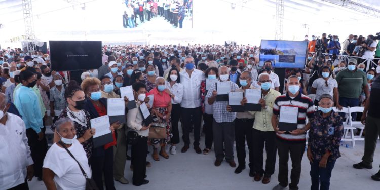 Presidente Abinader entrega 2, 832 títulos de propiedad en dos dias a familias pobres