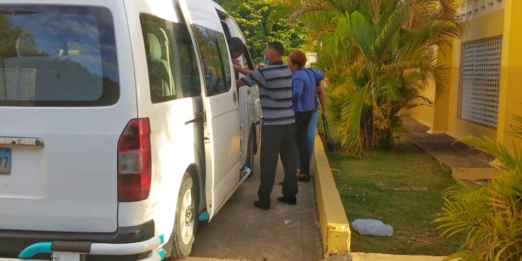 Alcaldía de Bayaguana inicia con el transporte escolar para niños especiales