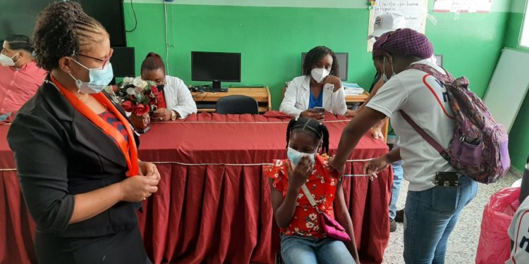 Regional 17 de Educación y Salud Publica inician vacunación contra COVID – 19 a estudiantes de 5 a 11 años en Yamasá