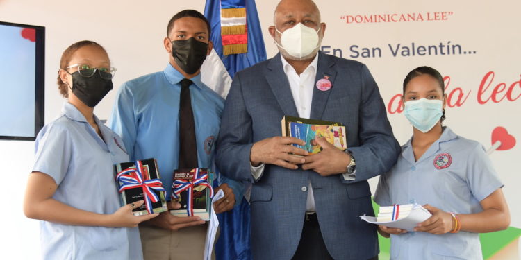 Ministro de Educación encabeza jornada de lectura en el Día del Amor