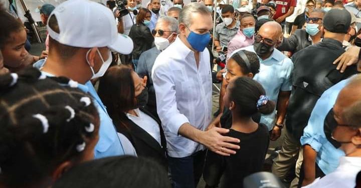 Presidente Abinader inicia construcción de Multiuso y 11 destacamentos policiales en SDE